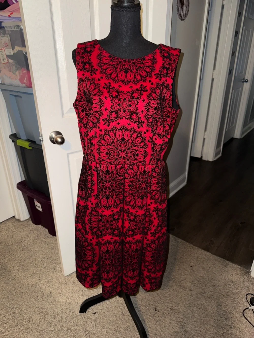 π€MADISON LEIGH RED BLK SLEEVELESS DAMASK FIT N FLARE DRESS SIZE 16π€ - Picture 3 of 10